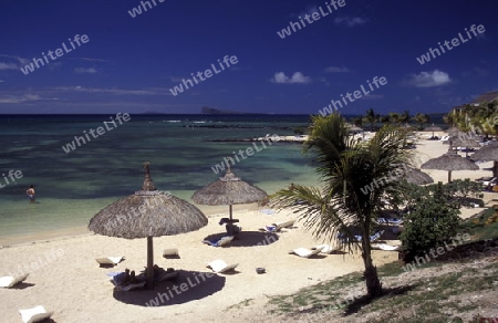 Ein Sandstrand an der Westkueste von Mauritius im Indischen Ozean. 