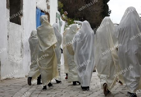 Afrika, Nordafrika, Tunesien, Tunis, Sidi Bou Said
Junge Frauen im traditionellen weissen Schleier in der Altstadt von Sidi Bou Said in der Daemmerung am Mittelmeer und noerdlich der Tunesischen Hauptstadt Tunis.






