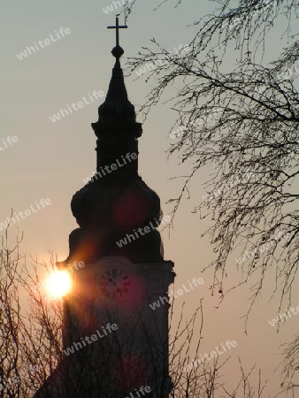 Kirchenturm im Sonnenuntergang