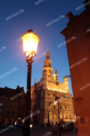 Der Rathausturm auf dem Stray Rynek Platz  in der Altstadt von Poznan im westen von Polen