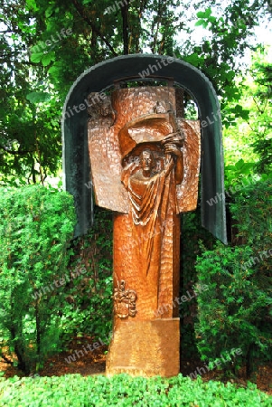 Holzkreuz mit Statue