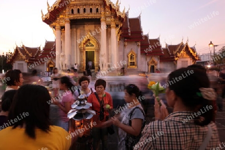Die Tempelanlage des Wat Benchamabophit bei einer Religioesen Zeremonie in Bangkok der Hauptstadt von Thailand in Suedostasien.