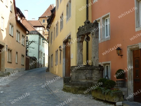 Alter Brunnen in Gasse