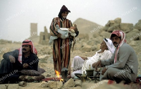 Menschen in der Wueste beim Tempeldorf und Oase Palmyra im osten von Syrien.