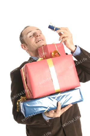 junger Mann mit Geschenken