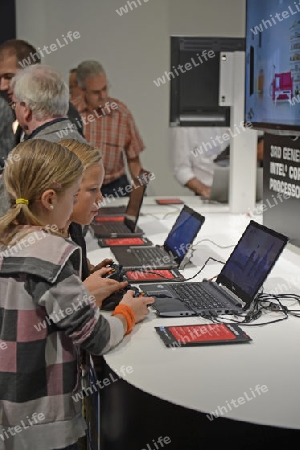 junge Besucher interessieren sich fuer Notebook,  auf der Internationalen Funkausstellung IFA 2012 in Berlin, Deutschland, Europa