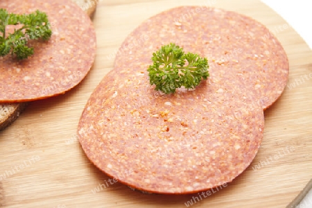 Salami mit Petersilie