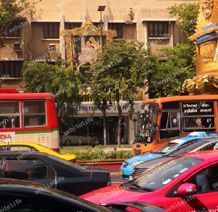 Ein Bild des Koenig Bhumibol Adelyadej von Thailand ist in der Hauptstadt von Bangkok allgegenwertig.