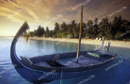 
Ein Holzboot am Strand der Insel Veligandu im Artsu Atoll auf den Inseln der Malediven im Indischen Ozean.