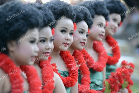 Taenzerinnen bei einem traditionellen Tanz im Santichaiprakan Park am Mae Nam Chao Phraya in der Hauptstadt Bangkok von Thailand in Suedostasien.