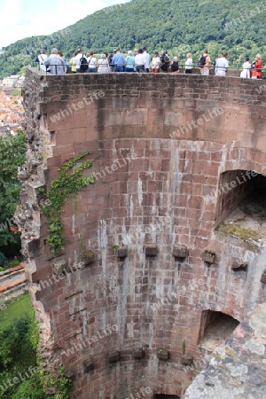 Touristen auf Schlossruine