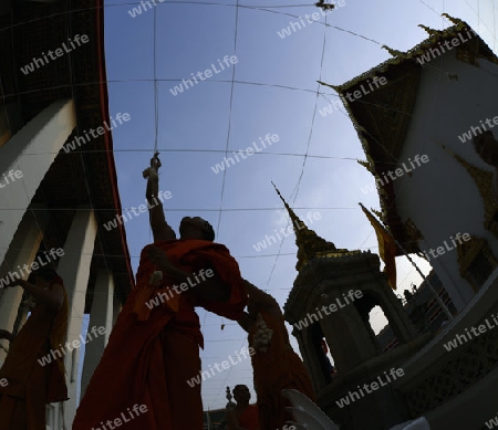 Moenche bei den Vorbereitungen auf die Neujahrsnacht Feier in der Tempelanlage des Wat Pho in der Hauptstadt Bangkok von Thailand in Suedostasien.