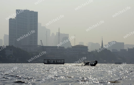 Ein Boot auf dem Mae Nam Chao Phraya River in der Hauptstadt Bangkok von Thailand in Suedostasien.