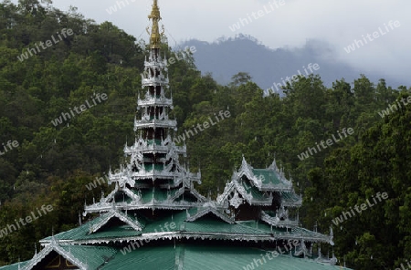 Der Tempel Wat Jong Kham und Jong Klang am See Nong Jong Kham im Dorf Mae Hong Son im norden von Thailand in Suedostasien.