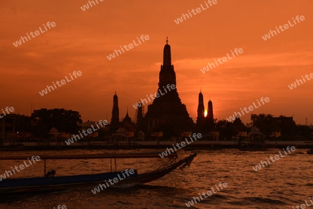 Die Tempelanlage des Wat Arun am Mae Nam Chao Phraya River in der Hauptstadt Bangkok von Thailand in Suedostasien.