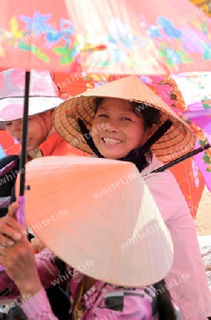 Eine Wahrenmesse beim traditionellen Bootsrennen in Vientiane der Hauptstadt von Laos in Suedostasien.  