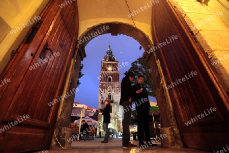 Der Rynek Glowny Platz mit dem Rathausturm in der Altstadt von Krakau im sueden von Polen. 