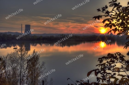 Romantischer Sonnenuntergang ?ber See mit Boot