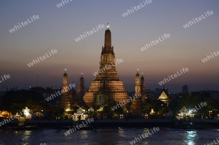 Die Tempelanlage des Wat Arun am Mae Nam Chao Phraya River in der Hauptstadt Bangkok von Thailand in Suedostasien.