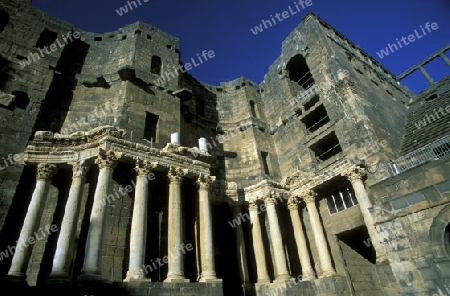 Die Zitadelle mit dem Theater  in der Altstadt von Bosra im Sueden von Syrien im Mittleren Osten in Arabien.