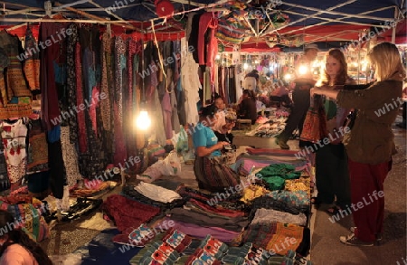 Auf dem Nacht Markt in der Altstadt von Luang Prabang in Zentrallaos von Laos in Suedostasien. 