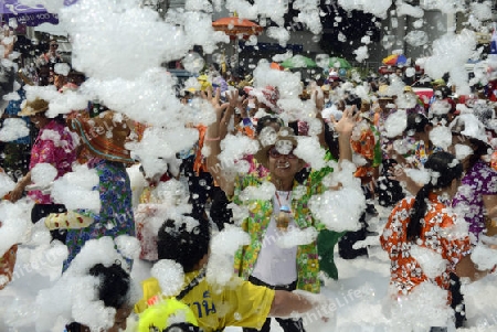 Das Songkran Fest oder Wasserfest zum Thailaendischen Neujahr ist im vollem Gange in Ayutthaya noerdlich von Bangkok in Thailand in Suedostasien.  