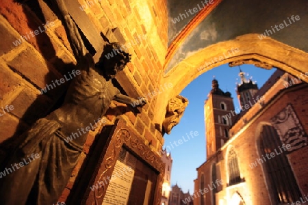 Der Rynek Glowny Platz mit der Marienkirche in der Altstadt von Krakau im sueden von Polen. 