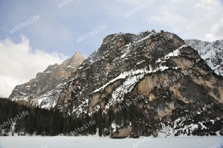 Eisig wilder Bergsee