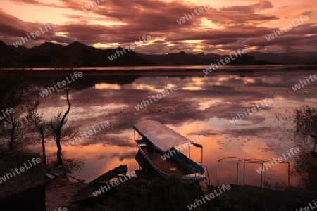 Die Abendstimmung beim Fischerdorf Vranjina am Skadarsee in Montenegro im Balkan in Europa.