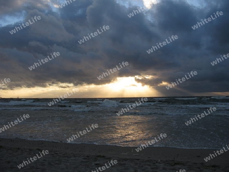 Sonnenlicht  zwischen Wolken und Meer