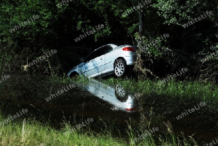 Abgesoffenes Kraftfahrzeug bei Hochwasser