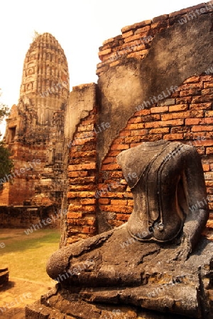 Der Wat Chai Wattanaram Tempel in der Tempelstadt Ayutthaya noerdlich von Bangkok in Thailand.