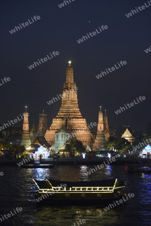 Die Tempelanlage des Wat Arun am Mae Nam Chao Phraya River in der Hauptstadt Bangkok von Thailand in Suedostasien.