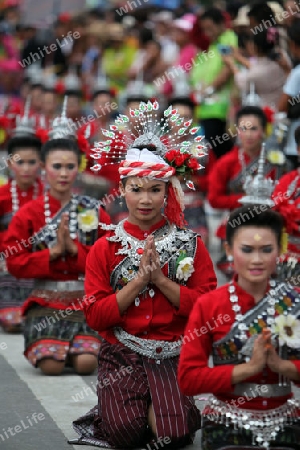 Eine traditionelle Tanz Gruppe zeigt sich an der Festparade beim Bun Bang Fai oder Rocket Festival in Yasothon im Isan im Nordosten von Thailand. 