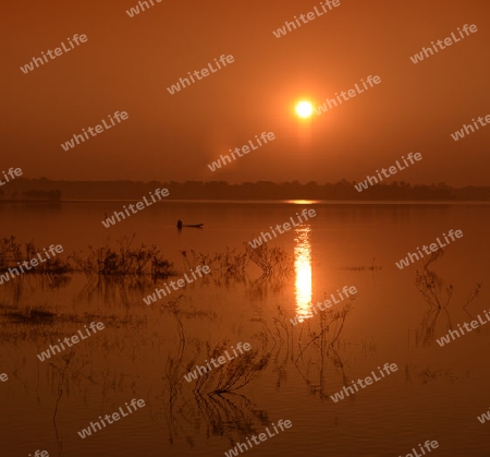 Ein Fischer auf dem See in Amnat Charoen im Isan im osten von Thailand,