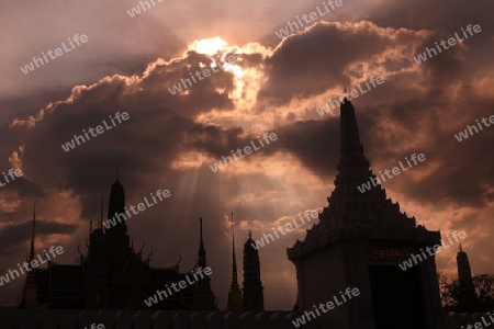 Das Tempelgelaende in der Abendstimmung mit dem Wat Phra Keo beim Koenigspalast im Historischen Zentrum der Hauptstadt Bangkok in Thailand. 