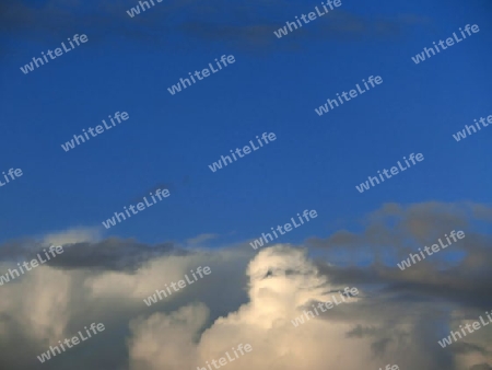 Figuren am Wolkenhimmel