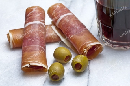 Jamon Serrano,spanischer Rohschinken mit gefllten Oliven