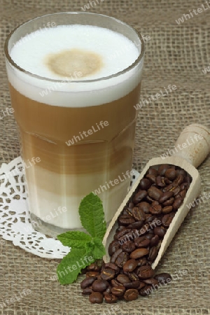 Latte Macchiato auf braunem Hintergrund