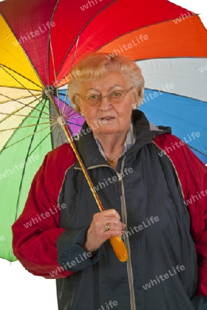 Seniorin mit Regenschirm-freigestellt auf weissem Hintergrund