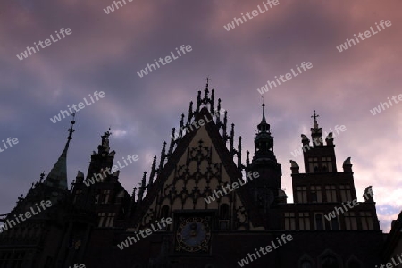 Die Elisabethkirche beim Stray Rynek Platz  in der Altstadt von Wroclaw oder Breslau im westen von Polen.  