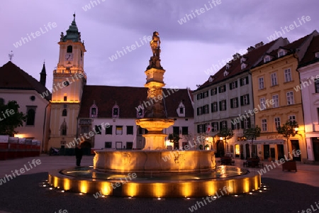 Europa, Osteuropa, Slowakei, Hauptstadt, Bratislava, Altstadt, Platz, Rathausplatz, Maximilianfontaene, Rathaus, Sommer,