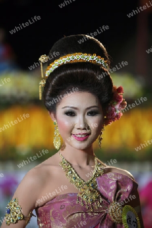 Eine Miss Kandidatin anlaesslich der Miss Wahl beim Bun Bang Fai oder Rocket Festival in Yasothon im Isan im Nordosten von Thailand. 