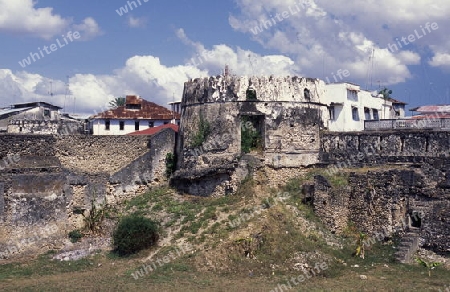 Die Altstadt Stone Town mit dem Old Fort in der Hauptstadt Zanzibar Town auf der Insel Zanzibar welche zu Tansania gehoert.    