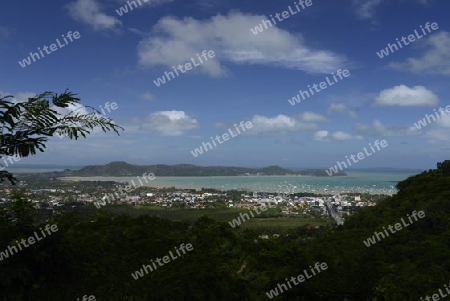 Die Sicht von den Bergen nach Chalong im sueden der Insel Phuket im sueden von Thailand in Suedostasien.