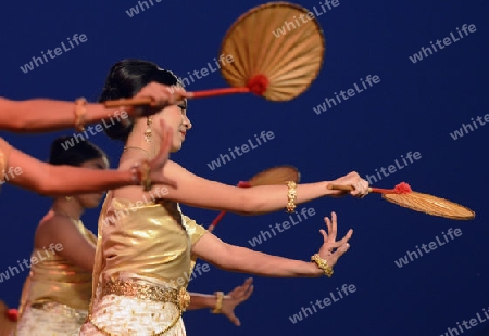 Taenzerinnen bei einem traditionellen Tanz im Santichaiprakan Park am Mae Nam Chao Phraya in der Hauptstadt Bangkok von Thailand in Suedostasien.