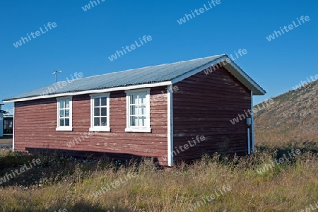 Der Nordosten Islands, braunes Holzhaus am Pseudo-Krater, Nord-Ost-Ufer des Myvatn-See 