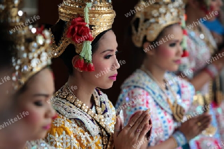 Ein Traditioneller Tanz im Erewan Schrein in der Th Phra Ram 1 Road beim Siam Square in Bangkok der Hauptstadt von Thailand in Suedostasien. 