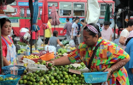 Fruechte auf dem Markt von Nonthaburi im Norden von Bangkok der Hauptstadt von Thailand in Suedostasien.  