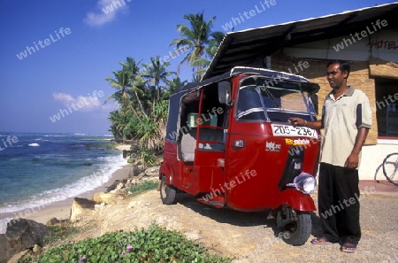 Asien, Indischer Ozean, Sri Lanka,
Ein TukTuk Taxi Fahrer mit seinem TukTuk am Strand beim  Kuestendorf Hikkaduwa an der Suedwestkueste von Sri Lanka. (URS FLUEELER)






